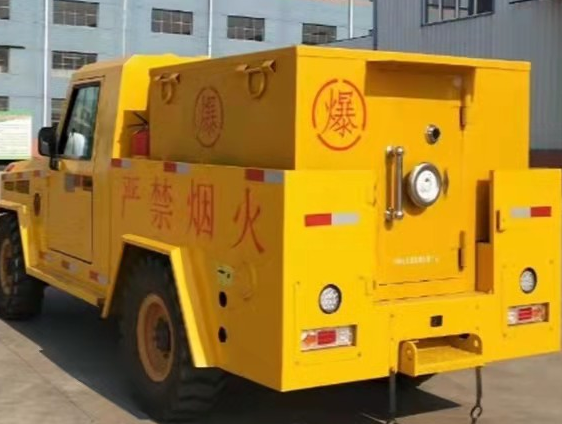 育才镇凯龙爆破器材运输车：保障爆破任务的安全运行