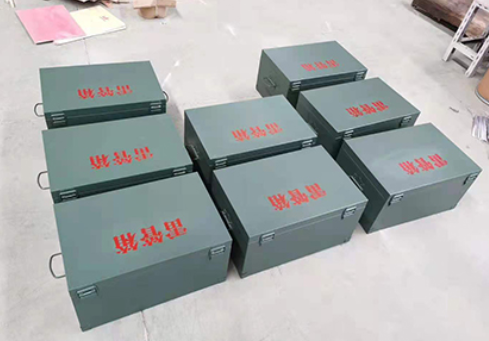 育才镇炸药箱和雷管箱一般是怎么存放的？